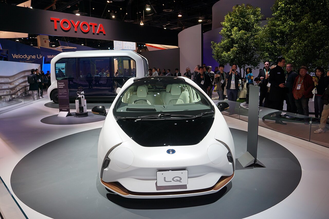 Der Messestand von Toyota zeigt ein zukünftiges Fahrzeugkonzept.