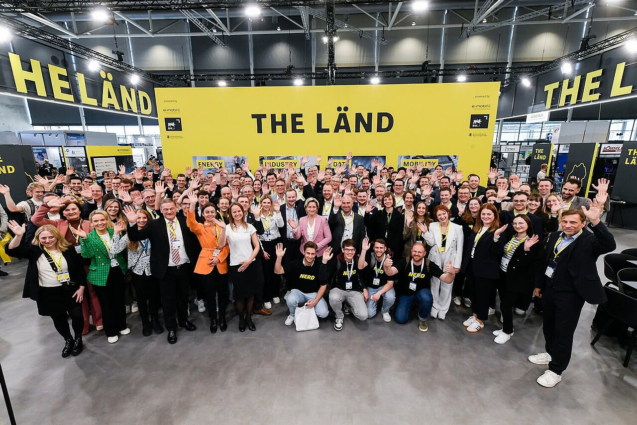 Gruppenfoto mit mehreren Personen am baden-württembergischen Gemeinschaftsstand auf der Hannover Messe 2025.
