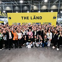 Gruppenfoto mit mehreren Personen am baden-württembergischen Gemeinschaftsstand auf der Hannover Messe 2025.
