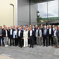 Gruppenbild vor Gebäude.