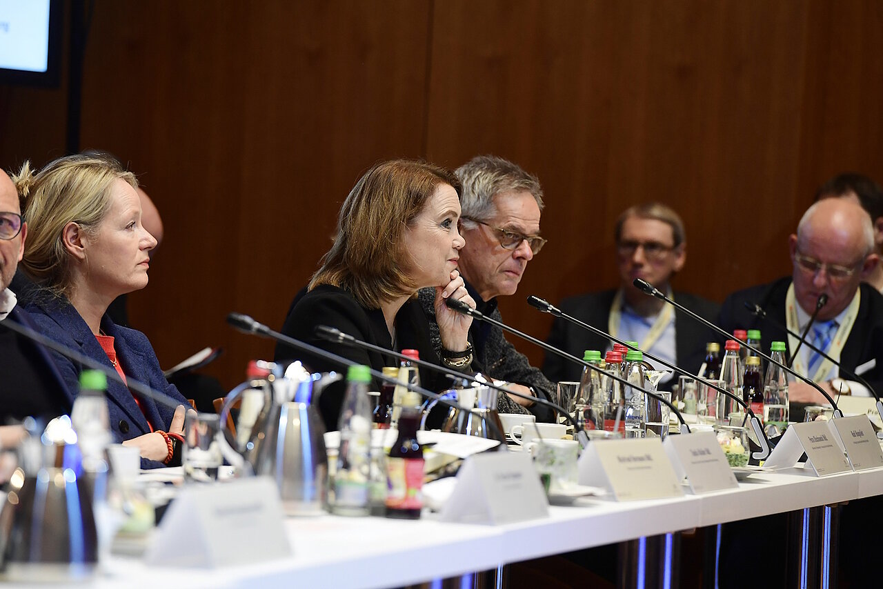 Thekla Walker MdL und Petra Olschowski MdL auf dem siebten Jahrestreffen des Strategiedialogs Automobilwirtschaft BW.