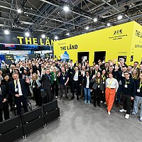 Ein Gruppenbild auf der Hannover Messe 2025 am baden-württembergischen Gemeinschaftsstand. Die Gruppe winkt in die Kamera.