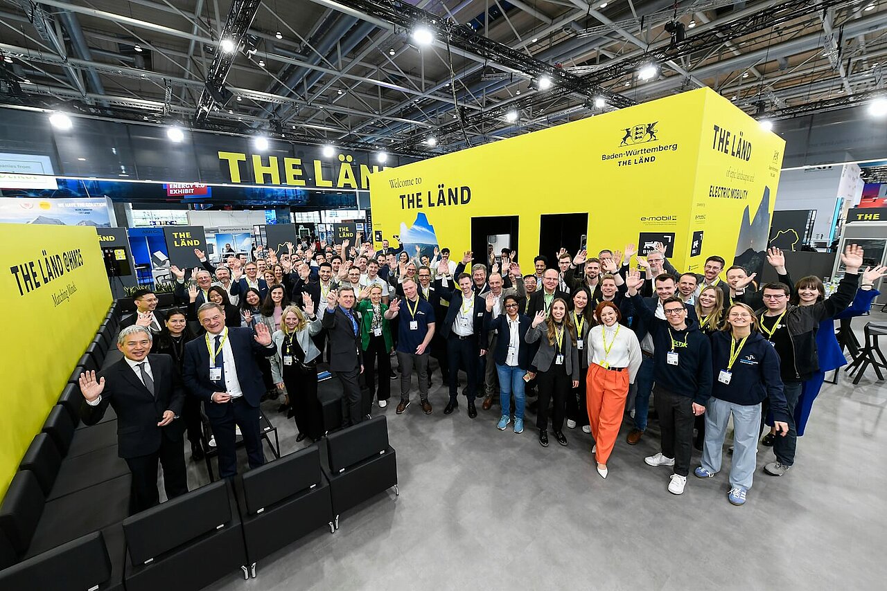 Ein Gruppenbild auf der Hannover Messe 2025 am baden-württembergischen Gemeinschaftsstand. Die Gruppe winkt in die Kamera.