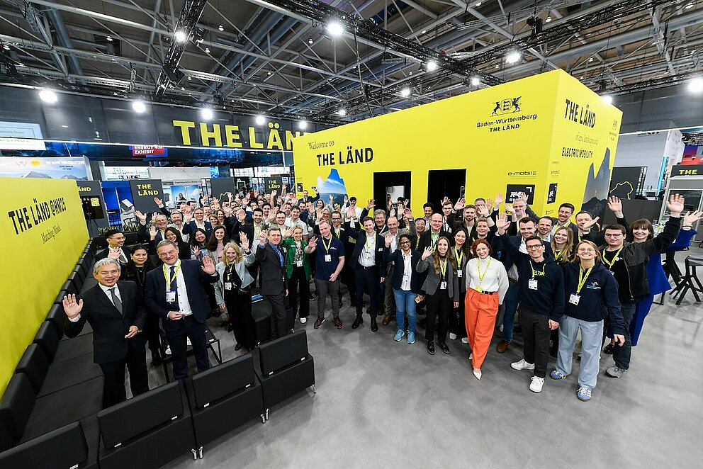 Ein Gruppenbild auf der Hannover Messe 2025 am baden-württembergischen Gemeinschaftsstand. Die Gruppe winkt in die Kamera.