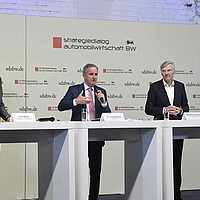 Wirtschaftsvertreter sprechen der Pressekonferenz des Strategiedialogs Automobilwirtschaft BW.