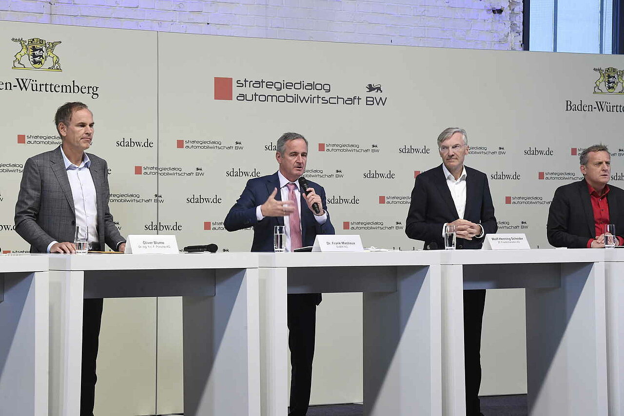 Wirtschaftsvertreter sprechen der Pressekonferenz des Strategiedialogs Automobilwirtschaft BW.