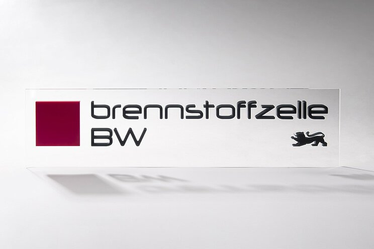 Logo des Cluster Brennstoffzelle BW auf einer Plexiglasscheibe