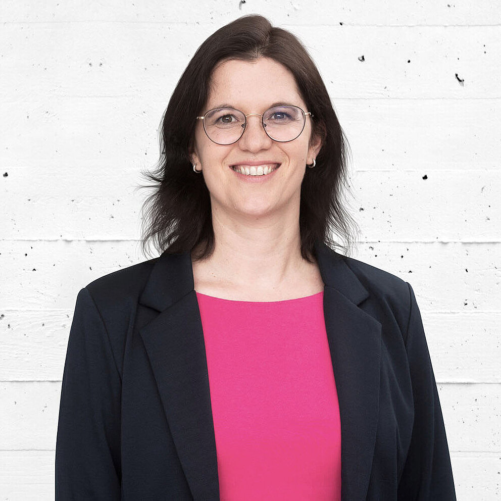 Anja Kraetschmer Portraitfoto von Anja Krätschmer, Mitarbeiterin der Landesagentur e-mobil BW.