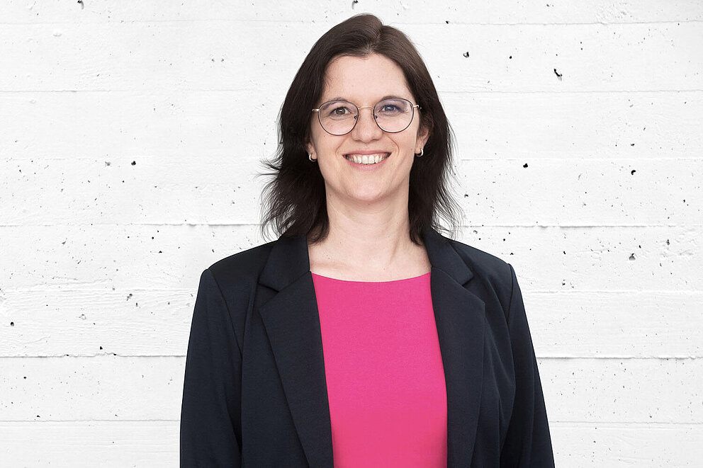 Anja Kraetschmer Portraitfoto von Anja Krätschmer, Mitarbeiterin der Landesagentur e-mobil BW.