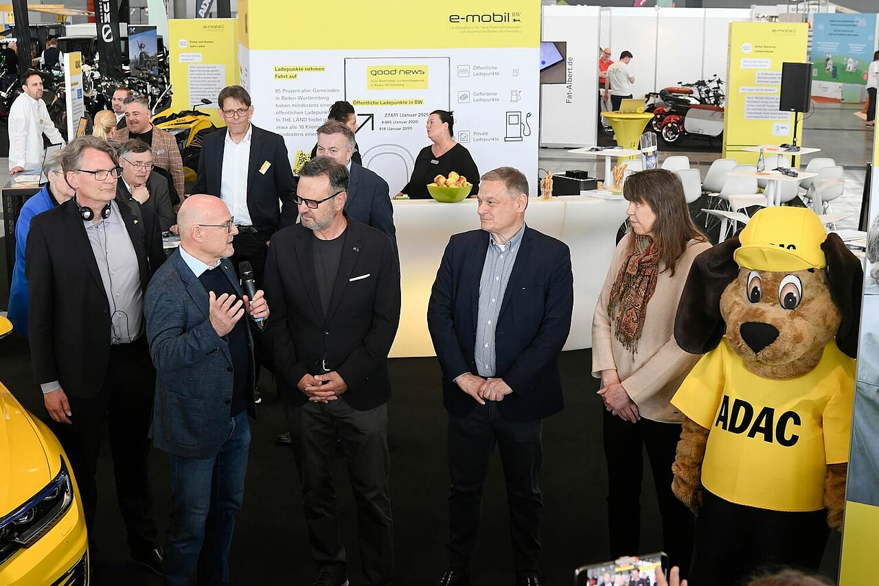 Verkehrsminister Winfried Hermann spricht in ein Mikrofon auf der i-Mobility am Stand von e-mobil BW.