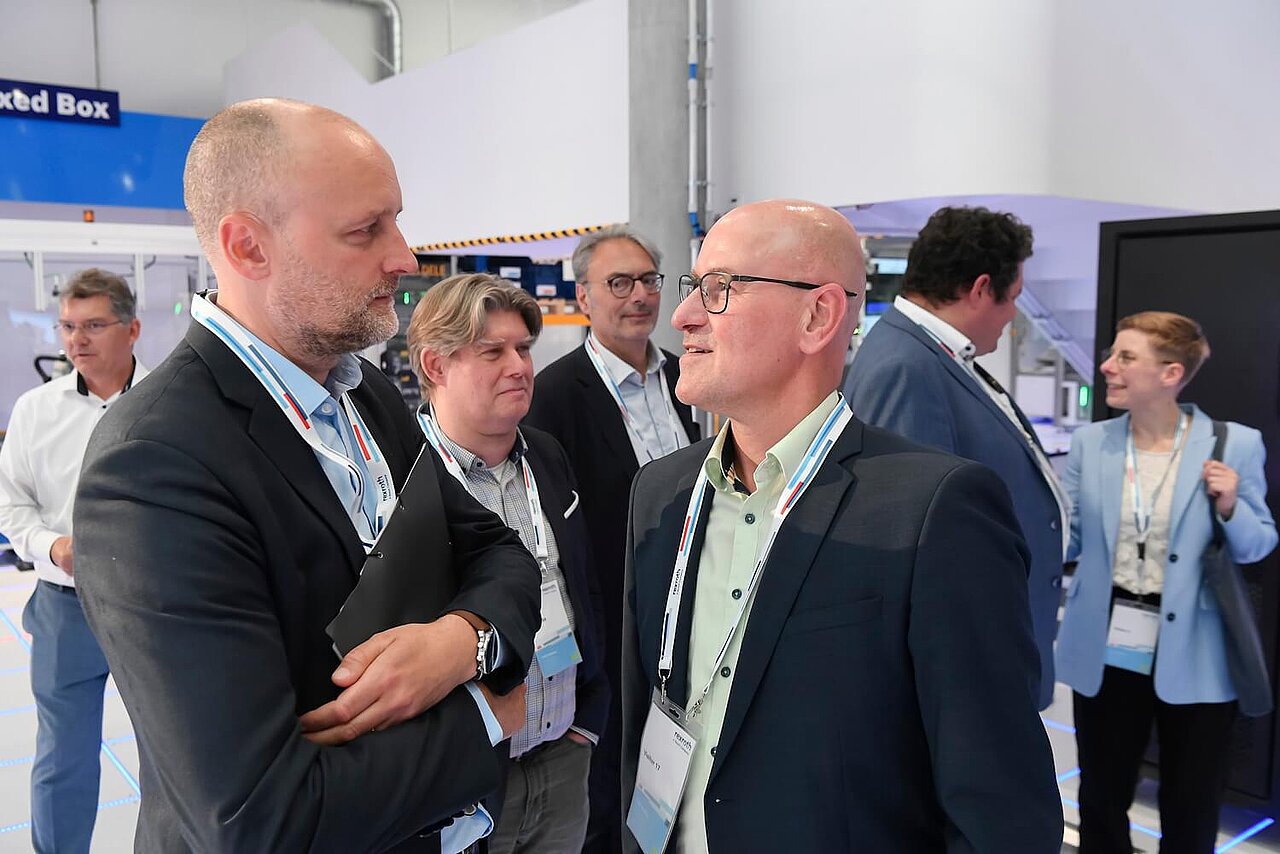 Zwei Personen im Gespräch.