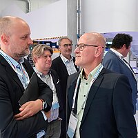 Zwei Personen im Gespräch.