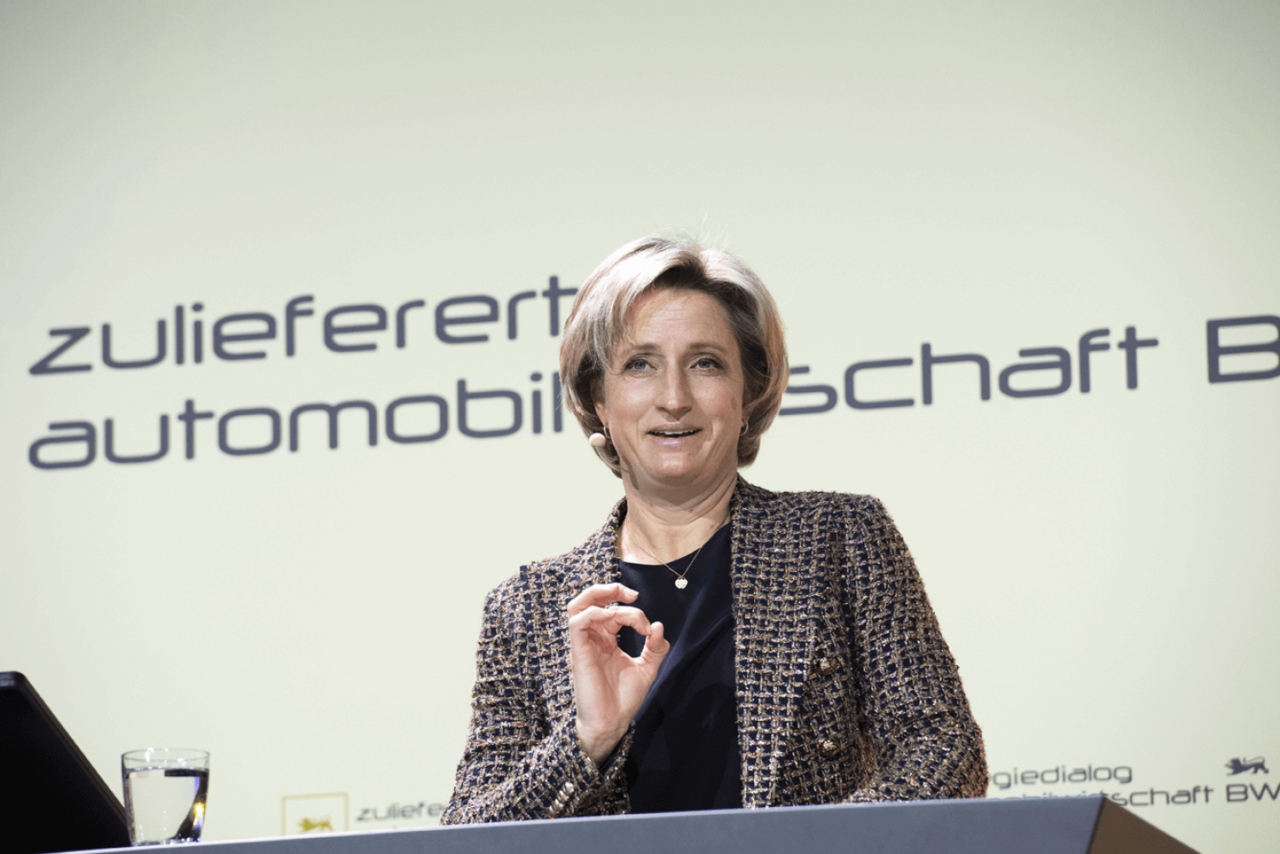 Nahaufnahme vond er baden-württembergischen Ministerin für Wirtschaft Dr. Nicole Hoffmeister-Kraut wie sie auf dem Zulieferertag Automobilwirtschaft BW 2021 spricht.