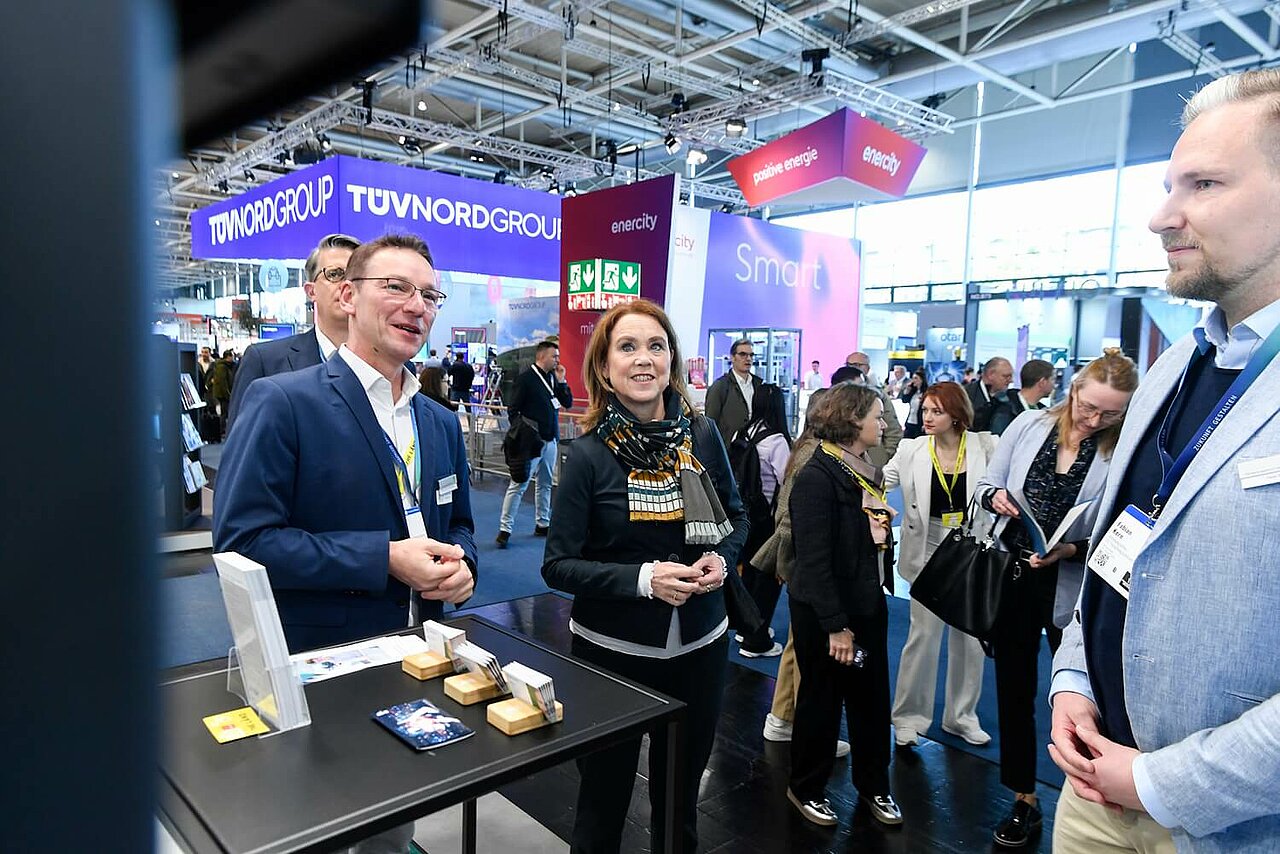 Frau Petra Olschowski, Ministerin für Wissenschaft, Forschung und Kunst des Landes Baden- Württemberg besucht die Aussteller auf der Hannover Messe 2025.