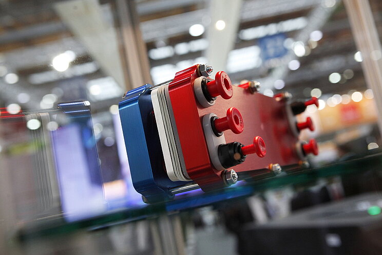 Nahaufnahme eines Brennstoffzellen-Stacks in einer Ausstellungsvitrine