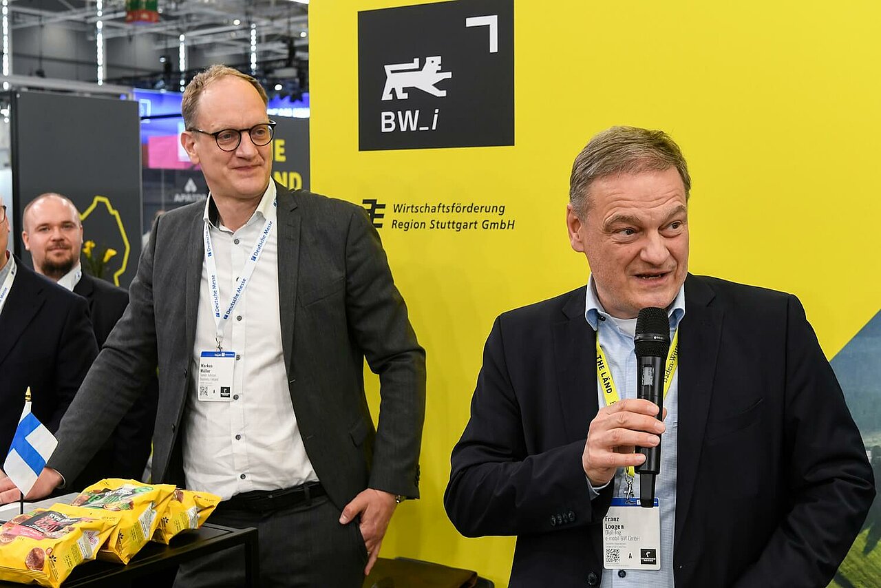 Franz Loogen, e-mobil BW, eröffnet die Networking-Happy-Hour mit den Netzwerken aus Finnland auf der Hannover Messe.