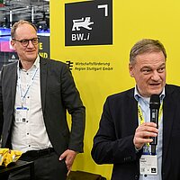 Franz Loogen, e-mobil BW, eröffnet die Networking-Happy-Hour mit den Netzwerken aus Finnland auf der Hannover Messe.
