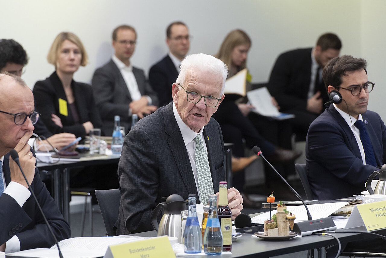 Ministerpräsident Winfried Kretschmann und weitere Teilnehmer beim Top-Level-Meeting des Strategiedialog Automobilwirtschaft in Stuttgart.