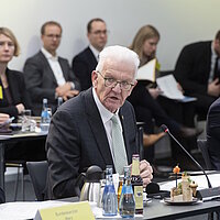 Ministerpräsident Winfried Kretschmann und weitere Teilnehmer beim Top-Level-Meeting des Strategiedialog Automobilwirtschaft in Stuttgart.