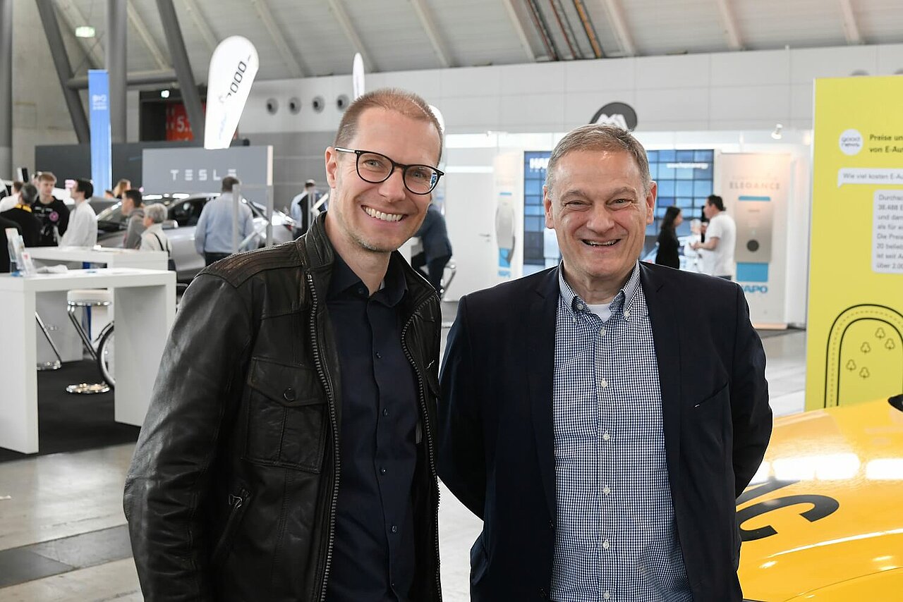 Foto von zwei Mitarbeitern der e-mobil BW GmbH