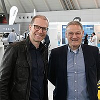 Foto von zwei Mitarbeitern der e-mobil BW GmbH