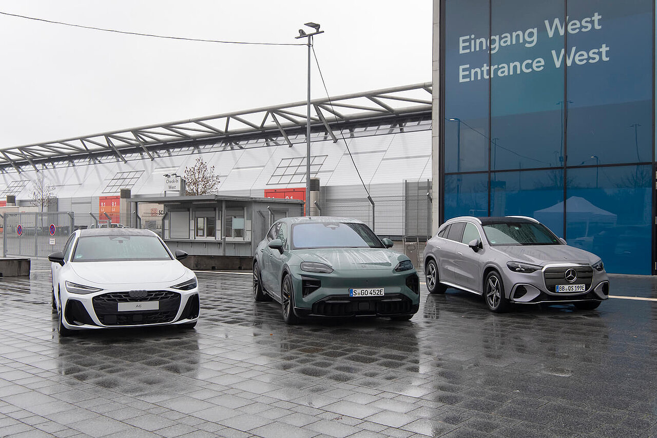 Außenaufnahme von drei Autos vor der Messehalle Stuttgart-West.