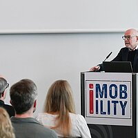 Verkehrsminister Winfried Hermann auf dem Podium bei der i-Mobility 2025.