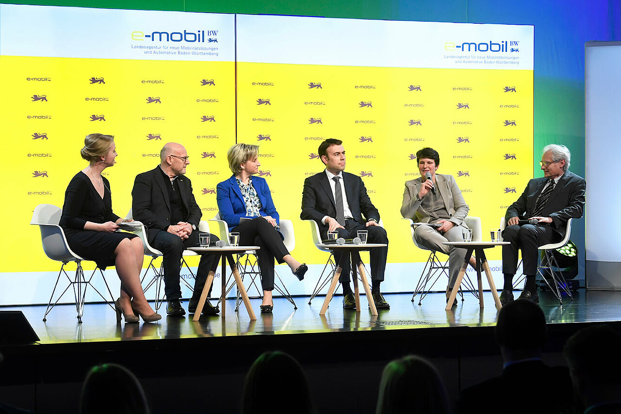 Sechs Personen sprecher in einer Talkrunde zum Thema "Innovation & Klimaschutz - Baden-Württemberg unter Strom".