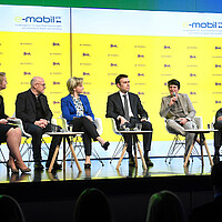 Sechs Personen sprecher in einer Talkrunde zum Thema "Innovation & Klimaschutz - Baden-Württemberg unter Strom".