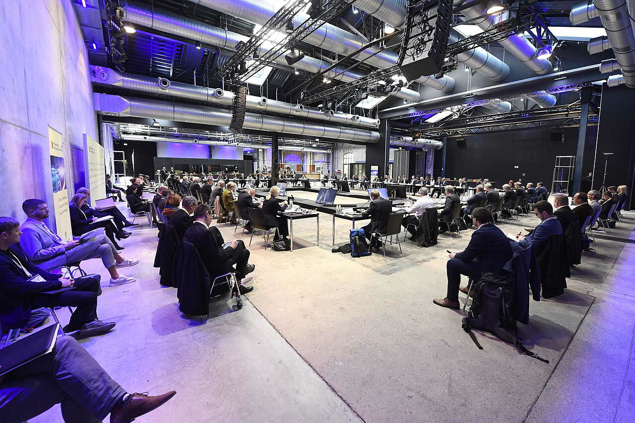 Veranstaltungsteilnehmer: innen, darunter Vertreter:innen der Landesregierung, der  Unternehmensleitungen, der Wissenschaft, der Arbeitnehmervertretungen und der Zivilgesellschaft, auf der SDA-Jahresveranstaltung.