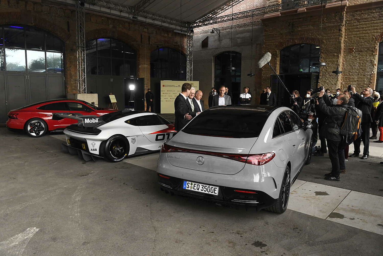 Parkende Autos vor der 5. Jahresveranstaltung des Strategiedialogs Automobilwirtschaft BW am 28. Oktober 2021. 