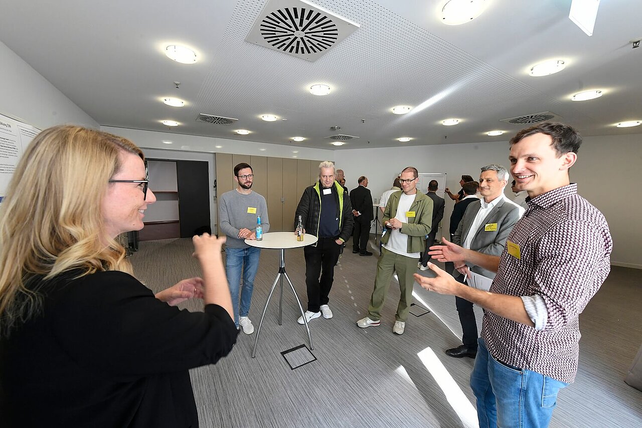 Teilnehmerinnen und Teilnehmer beim FOSS-Workshop auf dem Zulieferertag Automobilwirtschaft BW in Esslingen.