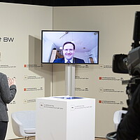 Blick auf die Live-Schalte aus Berlin: Hugh Robert Cameron vom Verband der Automobilindustrie e.V..