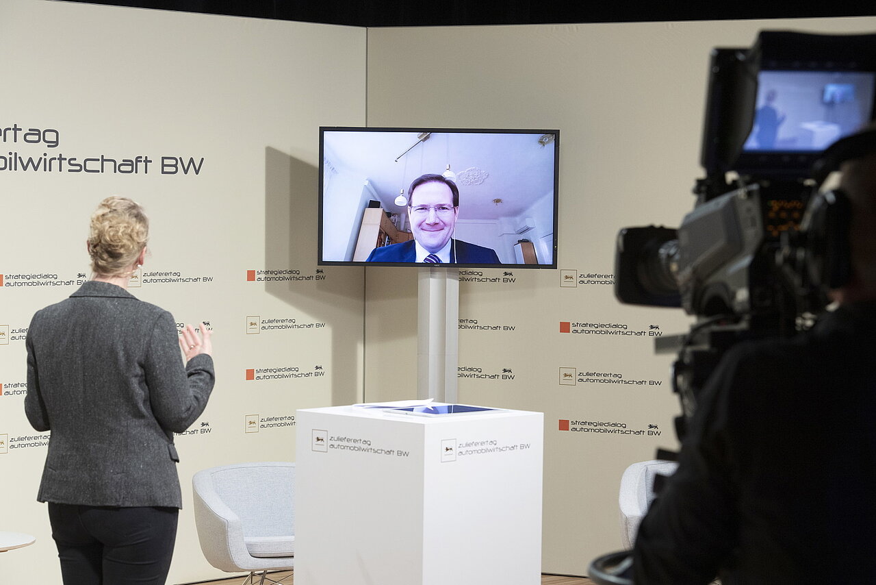 Blick auf die Live-Schalte aus Berlin: Hugh Robert Cameron vom Verband der Automobilindustrie e.V..