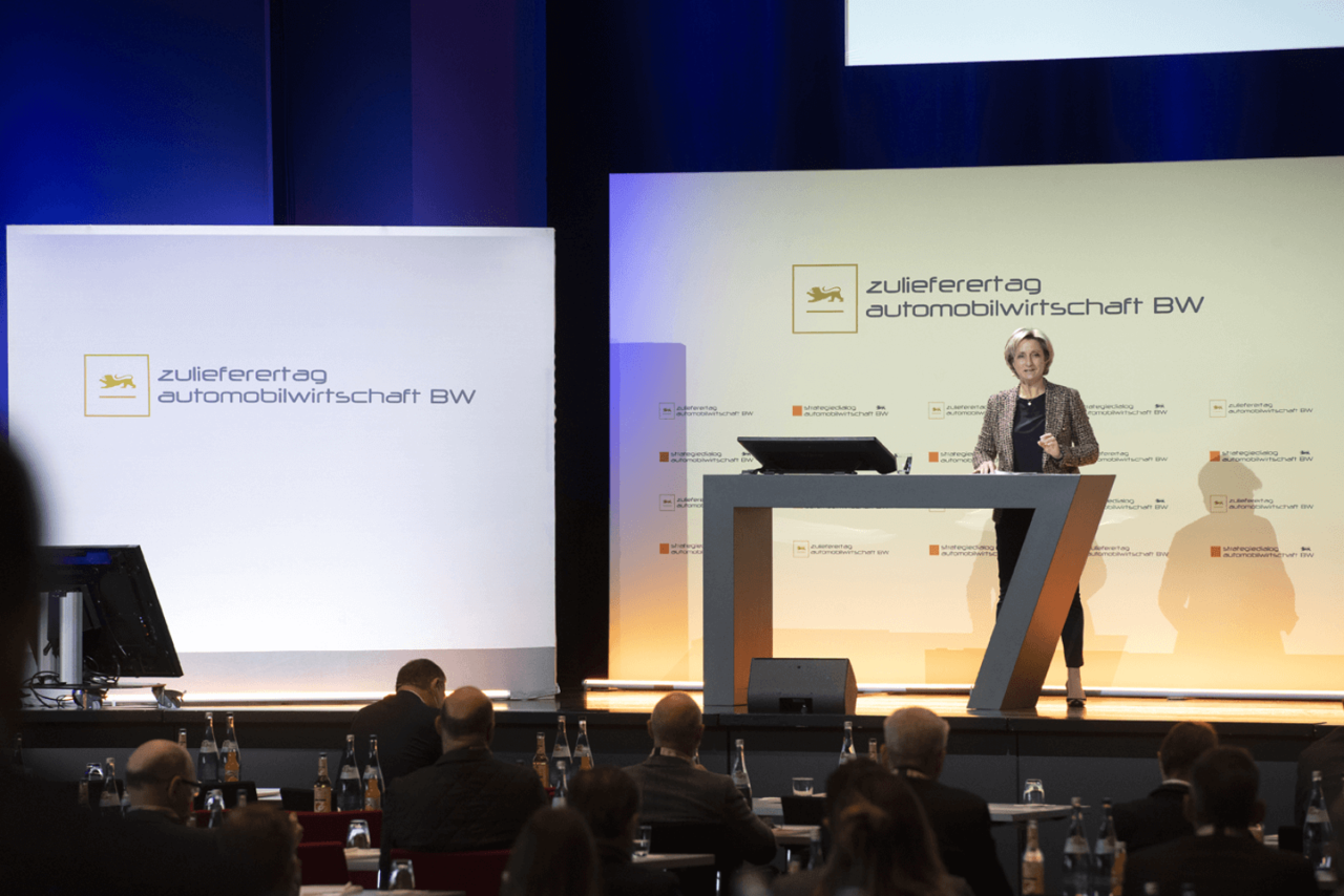 Blick auf die Bühne, die baden-württembergische Ministerin für Wirtschaft Dr. Nicole Hoffmeister-Kraut spricht beim Zulieferertag Automobilwirtschaft BW 2021.