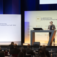 Blick auf die Bühne, die baden-württembergische Ministerin für Wirtschaft Dr. Nicole Hoffmeister-Kraut spricht beim Zulieferertag Automobilwirtschaft BW 2021.