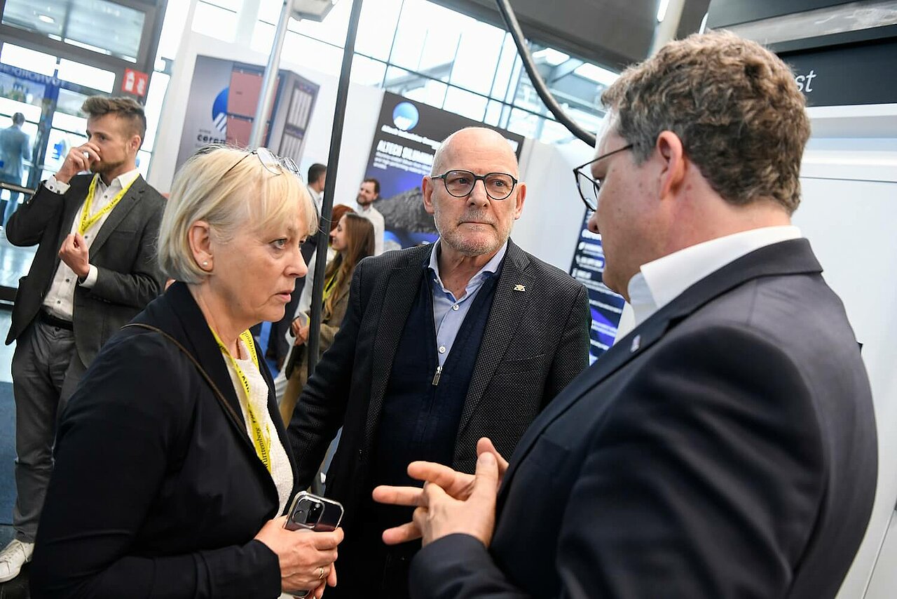 Winfried Hermann, Minister für Verkehr und Infrastruktur des Landes Baden-Württemberg besucht an Tag 2 die Hannover Messe.