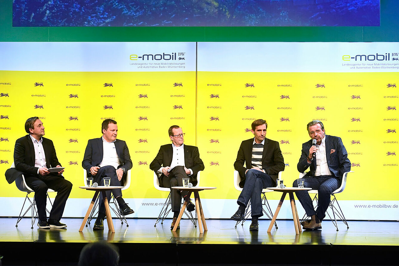 Fünf Personen sitzen im Podium und führen eine Talkrunde zum Thema  "Mobilität im Wandel - Gemeinsam Chancen ergreifen".