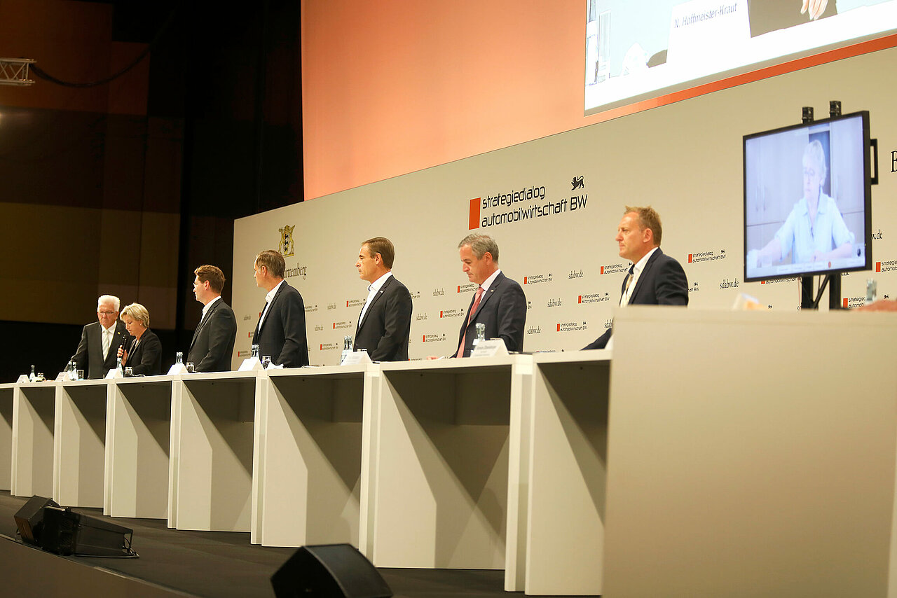 Experten aus Politik, Wirtschaft, Wissenschaft, Arbeitnehmerverbänden, Verbraucherorganisationen und Umweltverbänden stehen auf der Bühne bei der SDA-Jahresveranstaltung.