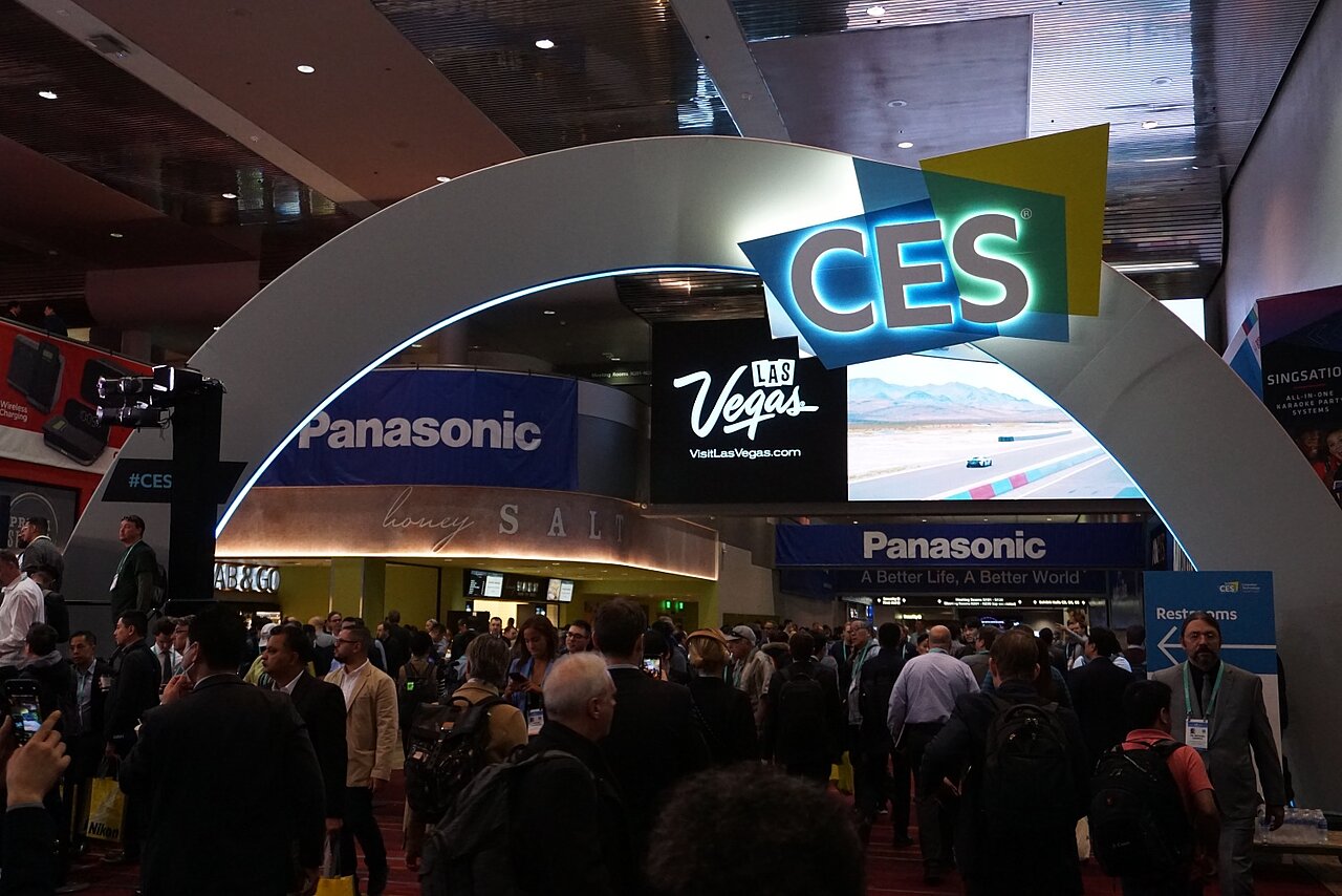 Messebogen zur CES 2020 in Las Vegas. Unter dem Bogen schlendern viele Besuchende über die Messe.