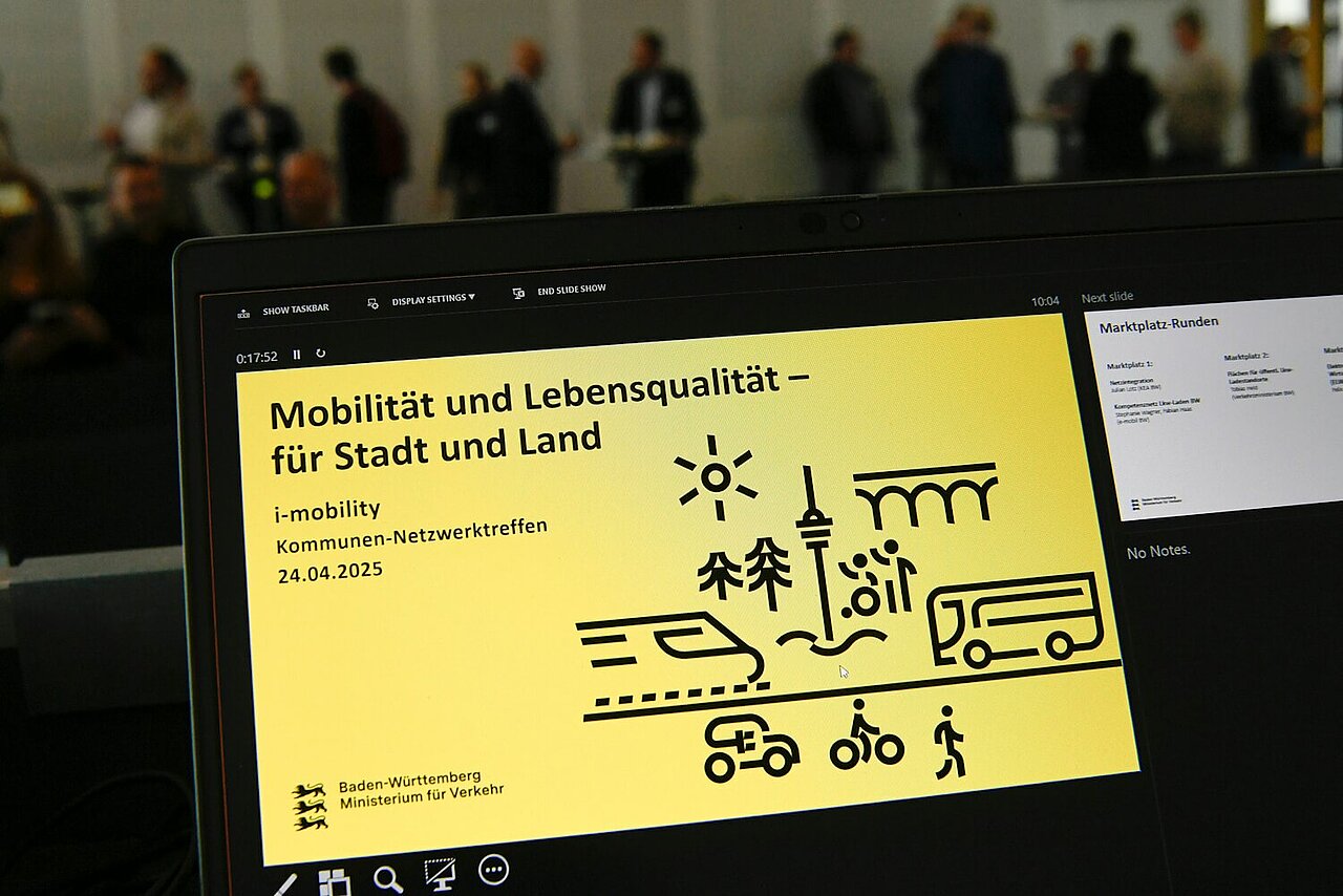 Das Bild zeigt eine Nachaufnahme einer Powerpoint-Präsentationsfolie zum Kommunentag auf der i-Mobility 2025.