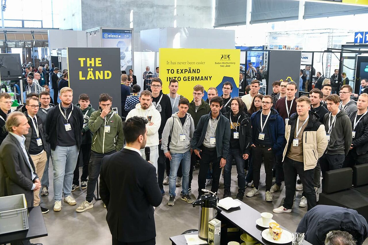 Eine Gruppe von Studierenden der DHBW Mannheim am baden-württembergischen Gemeinschaftsstand auf der Hannover Messe.