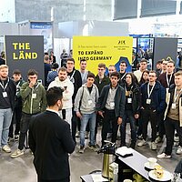 Eine Gruppe von Studierenden der DHBW Mannheim am baden-württembergischen Gemeinschaftsstand auf der Hannover Messe.