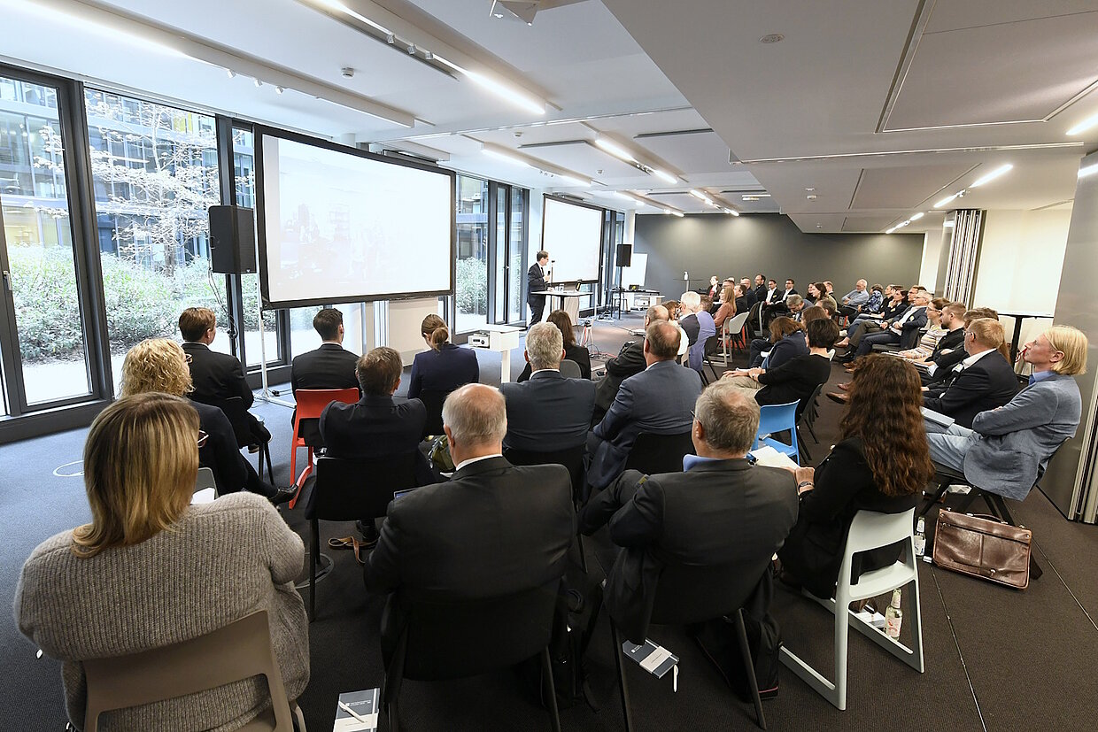 Regionale Transformationsnetzwerke im Land Publikum vor Vortragendem