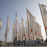 Fahnen im Wind mit dem Logo des Strategiedialogs Automobilwirtschaft BW