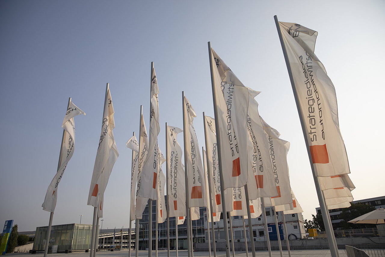 Fahnen im Wind mit dem Logo des Strategiedialogs Automobilwirtschaft BW