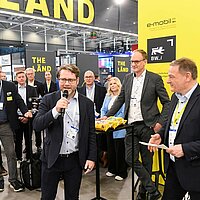 Eine Gruppe von Menschen auf der Networking-Happy Hour am baden-württembergischen Gemeinschaftsstand.