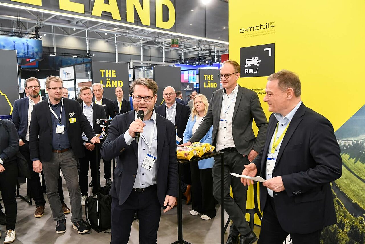 Eine Gruppe von Menschen auf der Networking-Happy Hour am baden-württembergischen Gemeinschaftsstand.