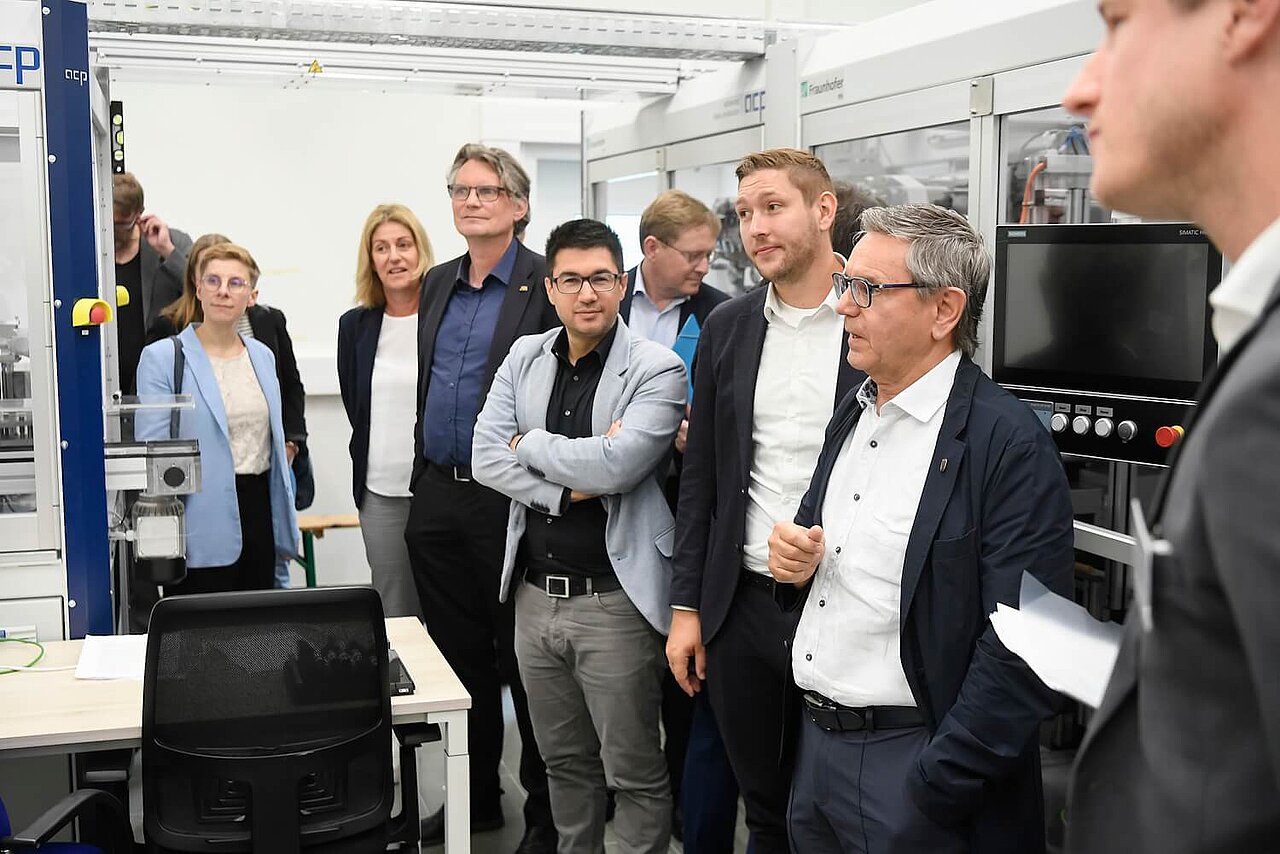 Eine Personengruppe in einem kleinen Forschungslabor.