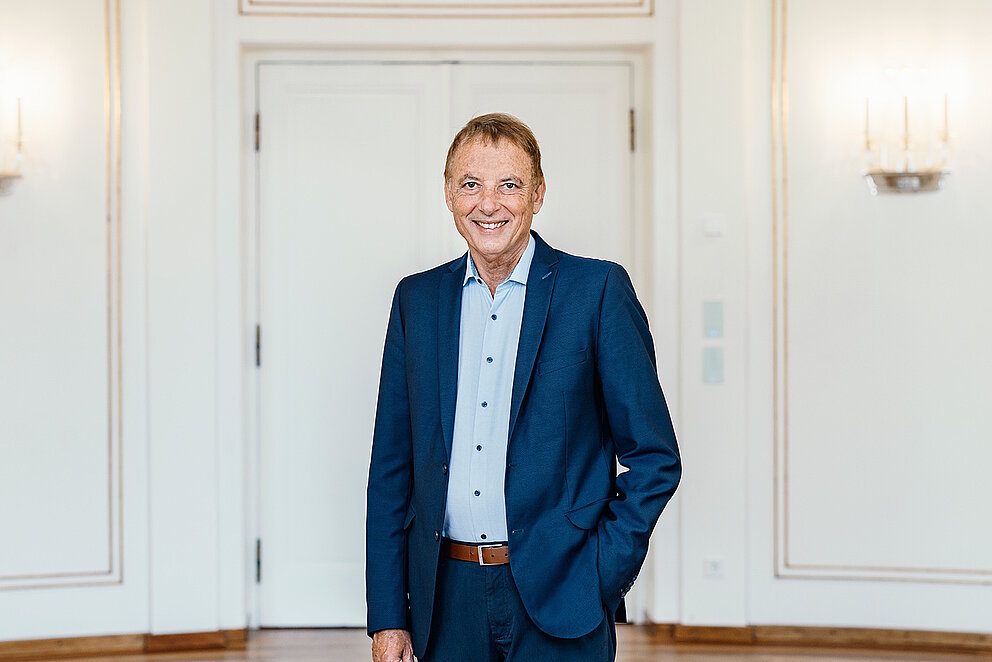 Eine Porträtaufnahme von Herrn Joerg Krauss im Staatsministerium Baden-Württemberg